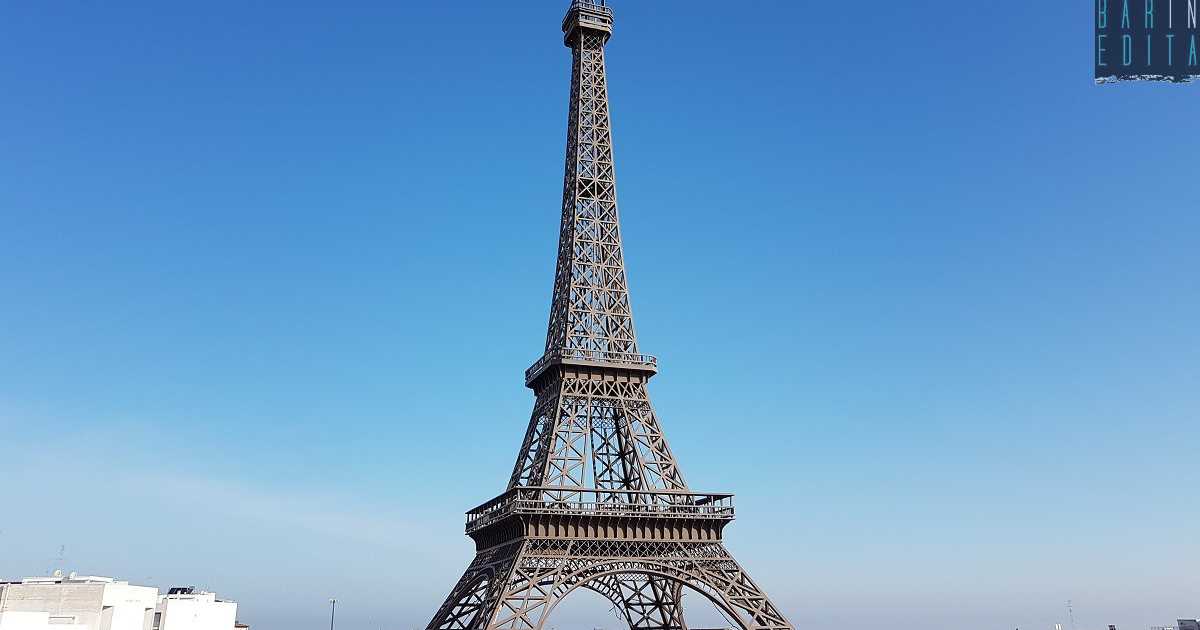 Andria come Parigi: sul tetto di un edificio si trova la "Torre Eiffel". � alta quattro metri